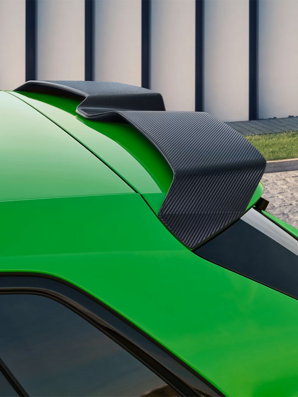 Detalles deportivos:El espoiler del techo en carbono esta especialmente diseñado para el Audi RS3 Sportback, ofreciendo una mejor aerodinamica y un diseño mas llamativo.