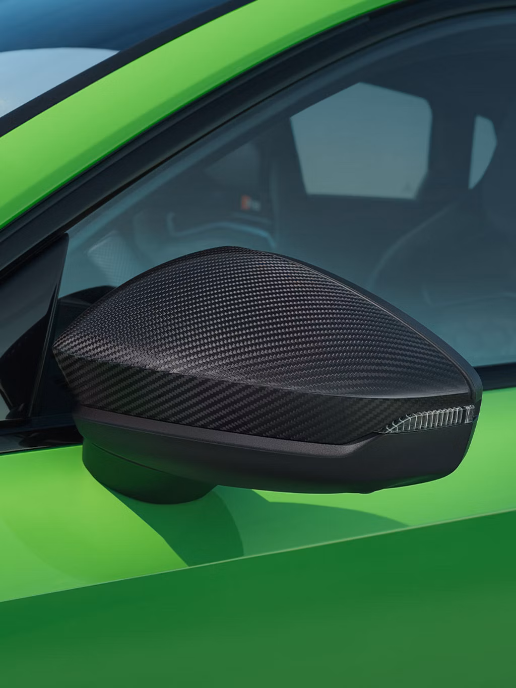 Detalles únicos:Las carcasa de los retrovisores exteriores en carbono de los accesorios de Audi, añaden un contraste especial frente a la pintura del vehiculo y dan un aspecto más dinámico.