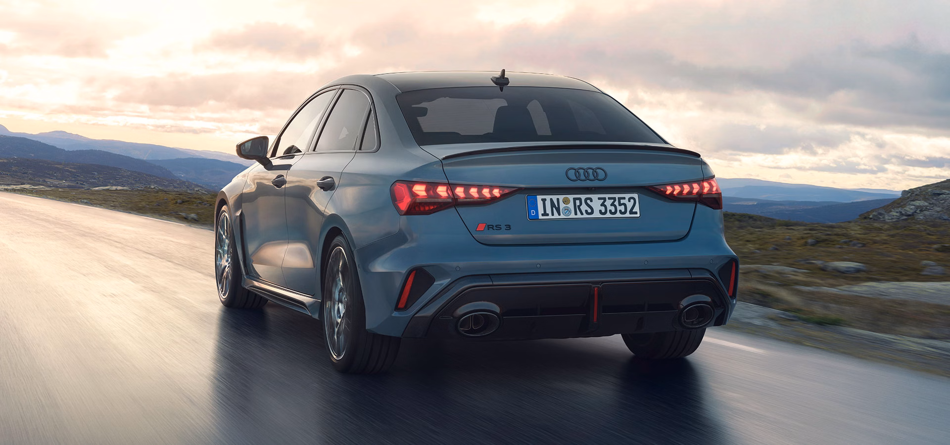 Sonido deportivo: : el sistema de escape deportivo RS² con embellecedores del tubo de escape ovalados en negro brillante dan al nuevo Audi RS 3 Sedan el sonido enérgico que muestra la potencia del motor al pisar el acelerador.
